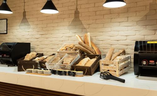 eine Theke mit Brotkartons auf einem Tisch in der Unterkunft Tiara Beach - All Inclusive in Sonnenstrand