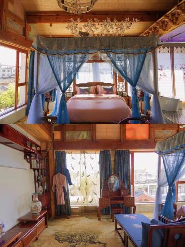 Una cama o camas en una habitación de Lijiang Shuhe Zuo'an Inn