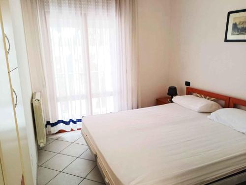 Postel nebo postele na pokoji v ubytování Apartments in Rosolina Mare 24930