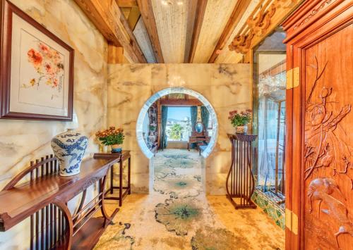 a home office with a hallway with a large mirror at Lijiang Shuhe Zuo'an Inn in Lijiang