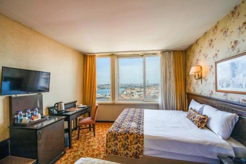 Pera Rose Hotel & Spa - Taksim Pera في إسطنبول: غرفة في الفندق بها سرير ومكتب ونافذة