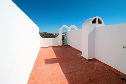 a walkway leading to a white building with a blue sky at Duplex Mojácar Beach in Mojácar
