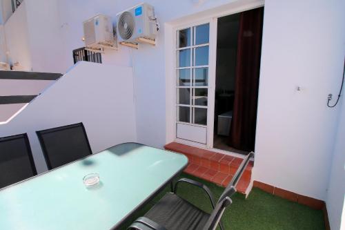 a conference room with a green table and chairs at Duplex Mojácar Beach in Mojácar