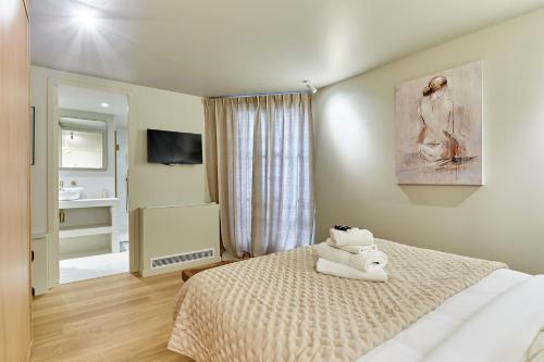 une chambre avec un lit avec des serviettes dessus dans l'établissement Superb apartment Notre Dame De Paris by Studioprestige, à Paris