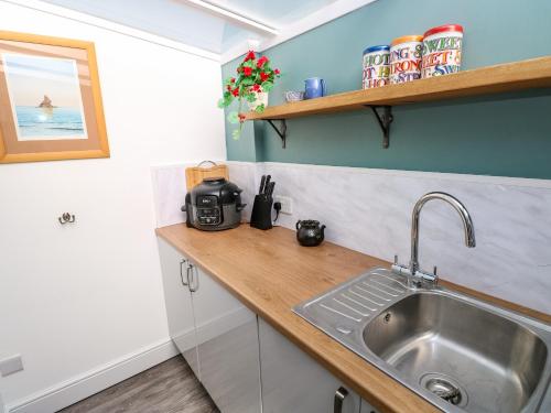 eine Küche mit Spüle und Arbeitsplatte in der Unterkunft Tower Cottage in Pembroke