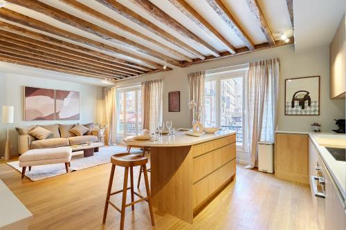 une cuisine avec une table et un salon dans l'établissement Superb apartment Notre Dame De Paris by Studioprestige, à Paris