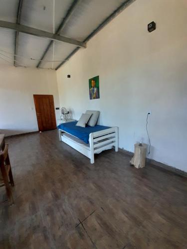 ビクトリアにあるchalet con pileta y parrilla , ideal descanso en entre riosのベッドルーム1室(青いシーツが備わるベッド1台付)