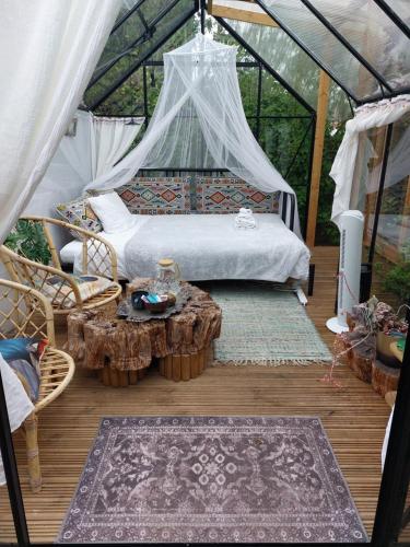 1 dormitorio en una tienda de campaña con 1 cama y 1 mesa en Pilgrims of the Goddess, en Glastonbury