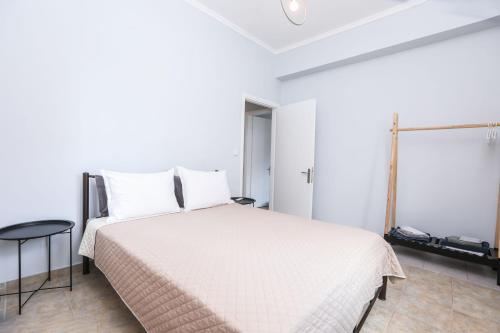 une chambre blanche avec un lit et une table dans l'établissement Sol Apartments Corfu by Estia, à Corfou