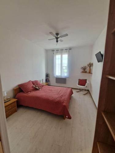 - une chambre avec un lit rouge et une fenêtre dans l'établissement Appartement Comme à la maison, à Le Breuil