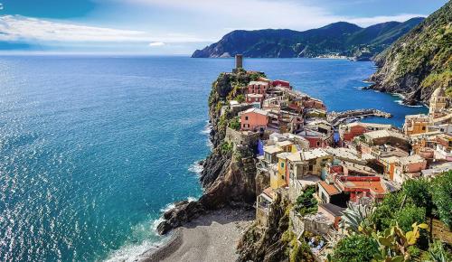 a village on a cliff next to the ocean at Moderno appartamento vista mare, con parcheggio privato in Portovenere