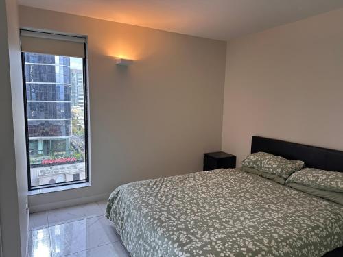Ένα ή περισσότερα κρεβάτια σε δωμάτιο στο Melbourne city apartment with great skyline views, 1 Bed 1 Sofa-bed, 1 Bath