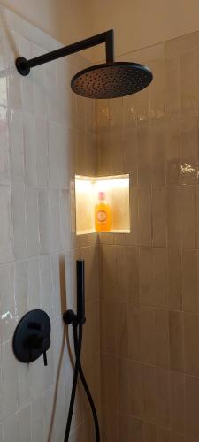 a bathroom with a shower with a light on the wall at Moderno appartamento vista mare, con parcheggio privato in Portovenere