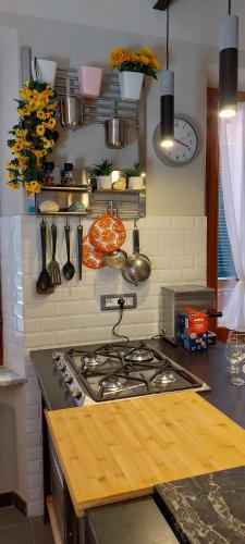 a kitchen with a stove top oven in a kitchen at Moderno appartamento vista mare, con parcheggio privato in Portovenere