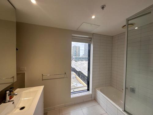 Ένα μπάνιο στο Melbourne city apartment with great skyline views, 1 Bed 1 Sofa-bed, 1 Bath