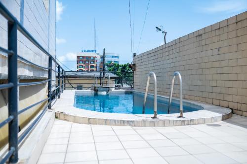 a swimming pool on the side of a building at Studio cosy gold Douala Cameroon in Douala