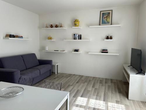 a living room with a couch and a tv at Casa Vanny in Colico