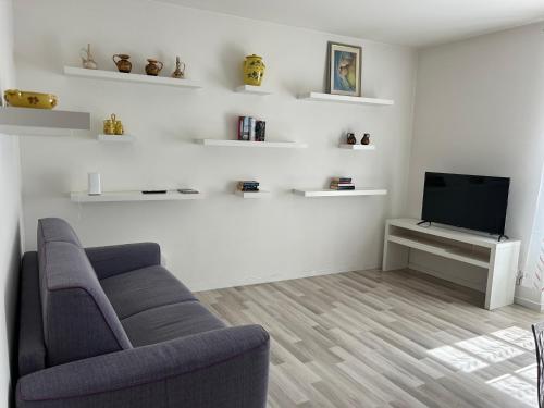 a living room with a couch and a television at Casa Vanny in Colico