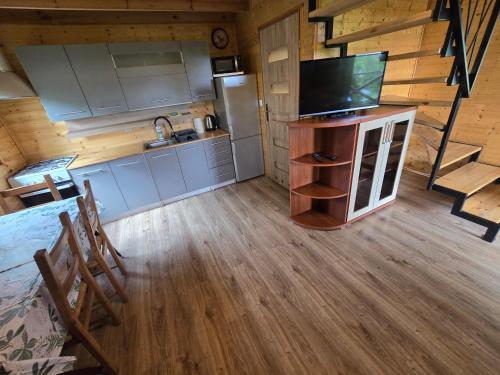 widok na kuchnię w drewnianym domku w obiekcie Słoneczne Wzgórze w Kołobrzegu
