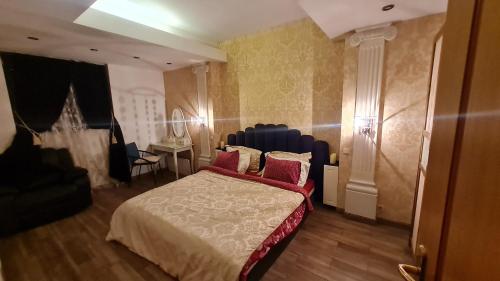 una camera con letto, tavolo e sedia di Gostauto apartamentai a Vilnius
