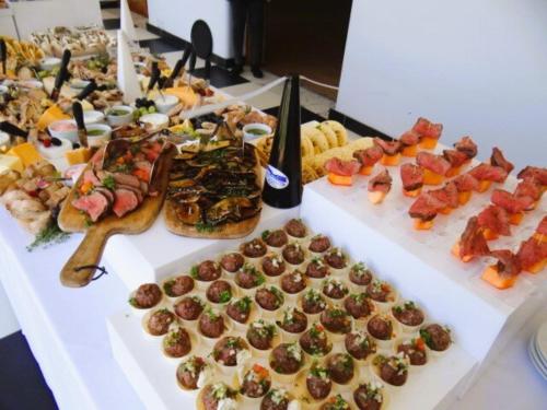 Un buffet de diferentes tipos de comida en una mesa. en Middelburg Country Club, en Middelburg