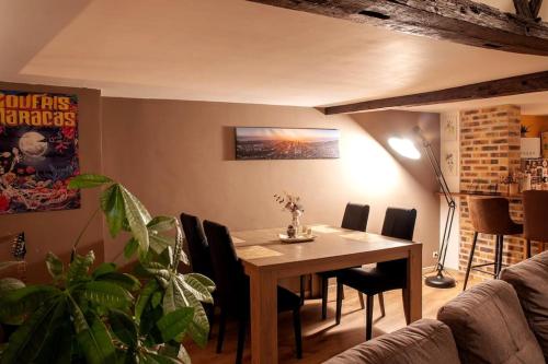 une salle à manger avec une table et des chaises dans l'établissement Duplex atypique dans la cité médiévale, à Laon