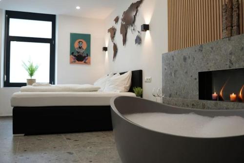 una camera con letto, vasca e camino di Suite mit Badewanne, Kamin und Parkplatz a Graz