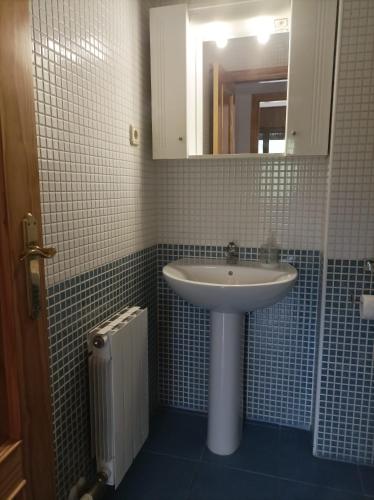 a bathroom with a sink and a mirror at Apartamento Villa de Venecia in Margudgued