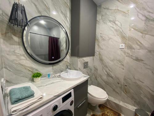 Апартаменты ЖК Сезим кала Бакыт Туран 55/12 في Taldykolʼ: حمام مزود بحوض ومِرآة