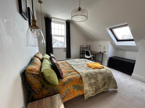 a bedroom with a bed and a window at Seaside Rentals Bournemouth - cosy 2BR, 4-6ppl, beach 5 min walk, park 2 cars, fast WiFi in Bournemouth