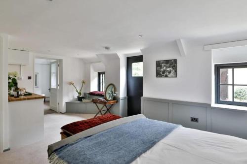 Postel nebo postele na pokoji v ubytování Cozy Beverston Castle Cottage:1 Bed/1 Bath Retreat