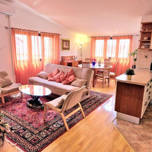 Villa Olivia - Beach & Pool Apartments near Split & Trogir