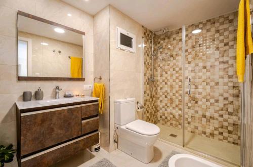 a bathroom with a toilet and a sink and a shower at bellavista 4 frente a la playa Alicante in Alicante