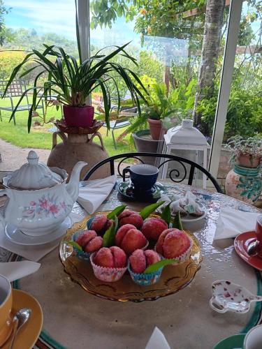 una mesa con un plato de fruta. en Poggio La Grognola, en Cannara