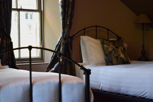 亞伯樂的住宿－The Mash Tun，一间卧室设有两张床和窗户。