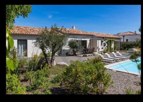 une maison avec une piscine devant dans l'établissement Au pied des Alpilles villa 3 chambres, à Saint-Rémy-de-Provence
