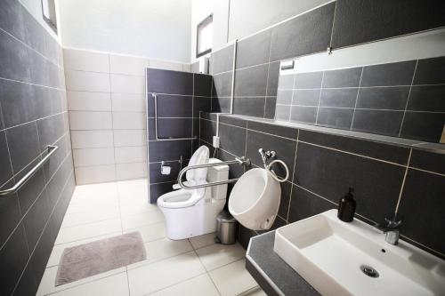 a bathroom with a toilet and a sink at FineUpHome บ้านพักเหมาหลัง 3 ห้องนอน 2 ห้องน้ำ ห้องครัว ห้องรับแขก ห้องรับประทานอาหาร พร้อมสระว่ายน้ำส่วนตัว in Chiang Khan
