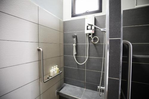 a bathroom with a shower with a sink at FineUpHome บ้านพักเหมาหลัง 3 ห้องนอน 2 ห้องน้ำ ห้องครัว ห้องรับแขก ห้องรับประทานอาหาร พร้อมสระว่ายน้ำส่วนตัว in Chiang Khan
