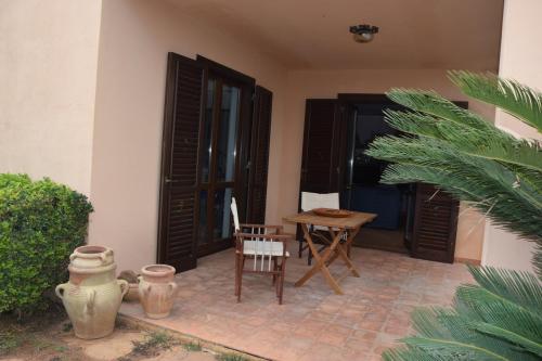 a patio with a table and chairs in a house at Villa Marinella in Marinella di Selinunte
