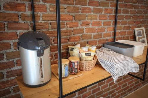 a coffee maker sitting on a shelf with food at FineUpHome บ้านพักเหมาหลัง 3 ห้องนอน 2 ห้องน้ำ ห้องครัว ห้องรับแขก ห้องรับประทานอาหาร พร้อมสระว่ายน้ำส่วนตัว in Chiang Khan
