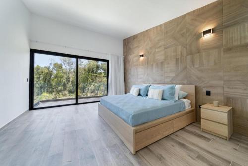 Rúm í herbergi á Experience true privacy tranquility and unparalleled luxury