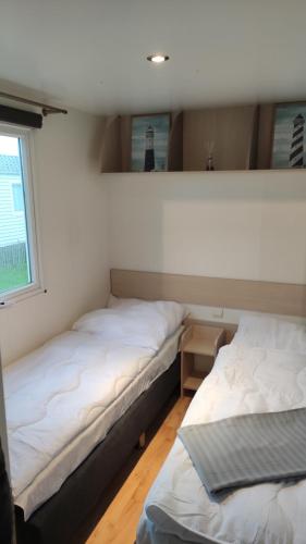 two beds in a room with a mirror at Bredene Haus Schildkröte in Bredene