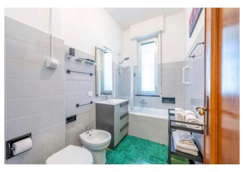 a bathroom with a toilet and a sink and a tub at Genova Holidays House Erma - Parcheggio Privato e Wi-Fi - AC in Genova