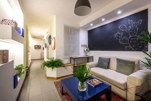a living room with a couch and a table at Pretoria Rooms in Palermo