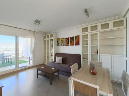 O zonă de relaxare la Mar y Sal 11 Suites, gran terraza con vistas al mar, 2 Hab y piscina