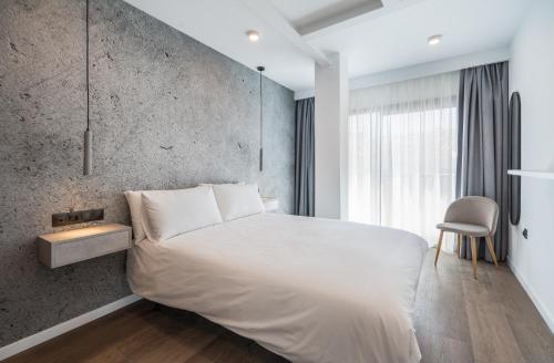 Ένα ή περισσότερα κρεβάτια σε δωμάτιο στο The Orange House Boutique Hotel and Upstairs Rooftop Bar Center of La Cala de Mijas 100m from the Beach
