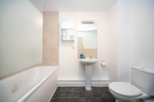 y baño con aseo, lavabo y bañera. en A Stylish One-Bedroom Next to London Museum!, en Colindale