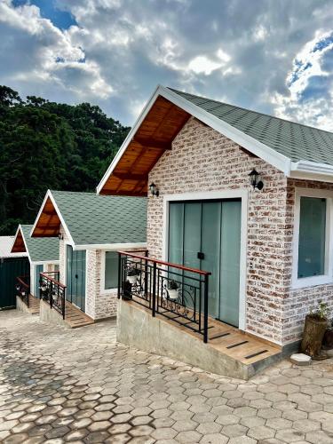 蒙特韦尔迪Vila Ninho da Maritaca的庭院中设有大甲板的房子