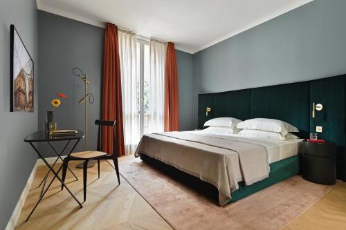 een slaapkamer met een groot bed met een groen hoofdeinde bij Casa Brivio in Milaan