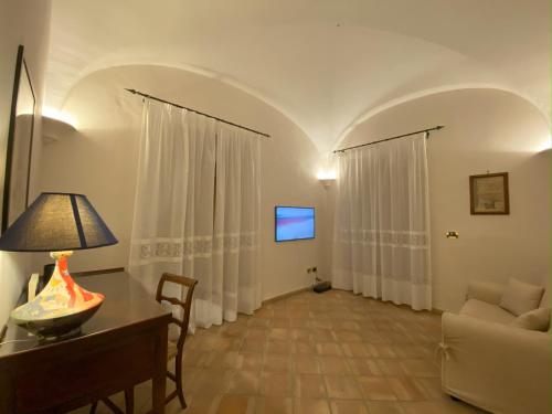 a living room with a table and a couch at Il Giardinetto di Pettorano in Pettorano sul Gizio